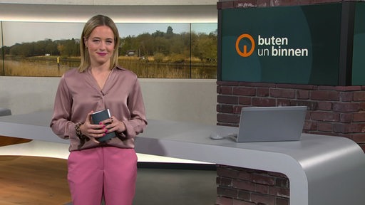 Moderatorin Lea Reinhard im Studio von buten un binnen