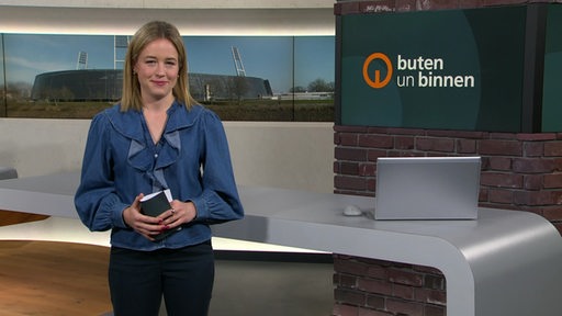 Die Moderatorin Lea Reinhard im Studio von buten un binnen