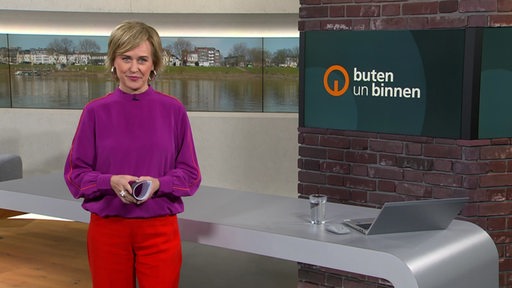 Moderatorin Kirsten Rademacher im Studio von buten un binnen.