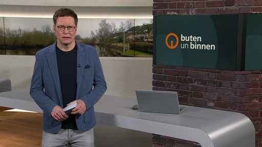 Moderator Felix Krömer im Studio von buten un binnen.
