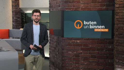 Der Sportblitz-Moderator Niko Schleicher im Studio von buten un binnen.