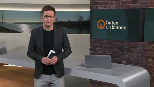 Der Moderator Felix Krömer im Studio von buten un binnen.