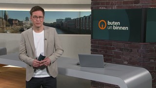 Moderator Felix Krömer im Studio von buten un binnen.