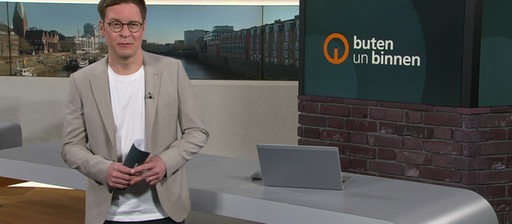 Moderator Felix Krömer im Studio von buten un binnen.