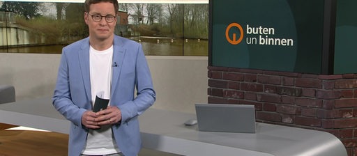 Moderator Felix Krömer im Studio von buten un binnen.
