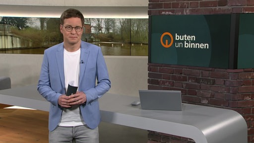 Moderator Felix Krömer im Studio von buten un binnen.