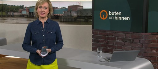 Die Moderatorin Kirsten Rademacher im Studio von buten un binnen