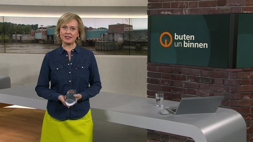 Die Moderatorin Kirsten Rademacher im Studio von buten un binnen