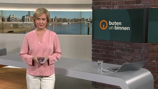 Die Moderatorin Kirsten Rademacher im Studio von buten un binnen