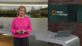 Moderatorin Kirsten Rademacher im Studio von buten un binnen