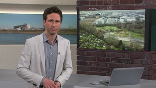 Moderator Janos Kereszti im Studio von buten un binnen
