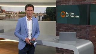 Moderator Janos Kerezti im Studio von buten un binnen.