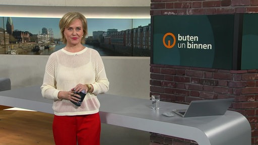Moderatorin Kirsten Rademacher im Studio von buten un binnen