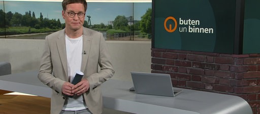 Moderator Felix Krömer im Studio von buten un binnen