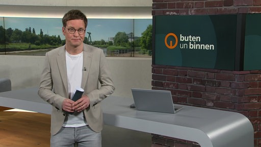 Moderator Felix Krömer im Studio von buten un binnen