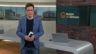 Der Moderator Felix Krömer im Studio von buten un binnen.