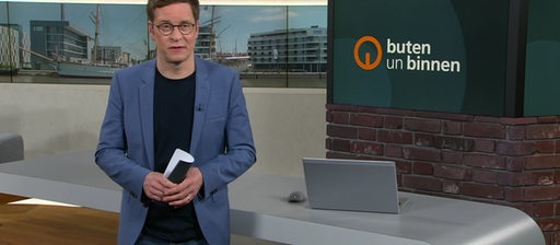 Der Moderator Felix Krömer im Studio von buten un binnen.