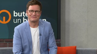 Moderator Felix Krömer im Studio von buten un binnen.