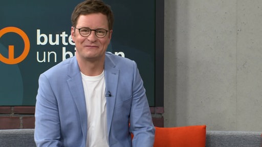Moderator Felix Krömer im Studio von buten un binnen.