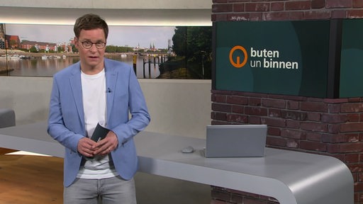 Moderator Felix Krömer im Studio von buten un binnen.