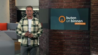 Der Moderator Stephan Schiffner im Studio von buten un binnen