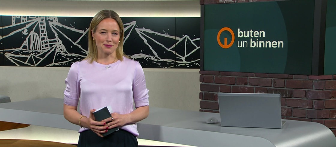 Die Moderatorin Lea Reinhard im Studio von buten un binnen