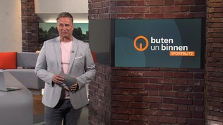 Der Moderator Stephan Schiffner im Studio von buten un binnen