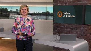 Die Moderatorin Kirsten Rademacher im Studio von buten un binnen