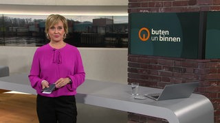 Moderatorin Kirsten Rademacher im Studio von buten un binnen.