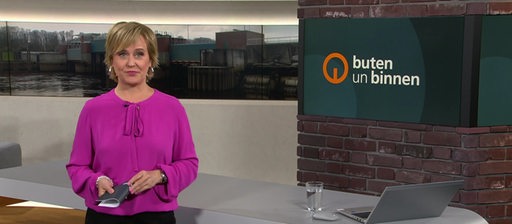 Moderatorin Kirsten Rademacher im Studio von buten un binnen.