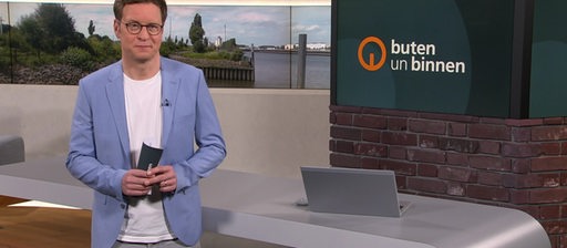 Der Moderator Felix Krömer im Studio von buten un binnen