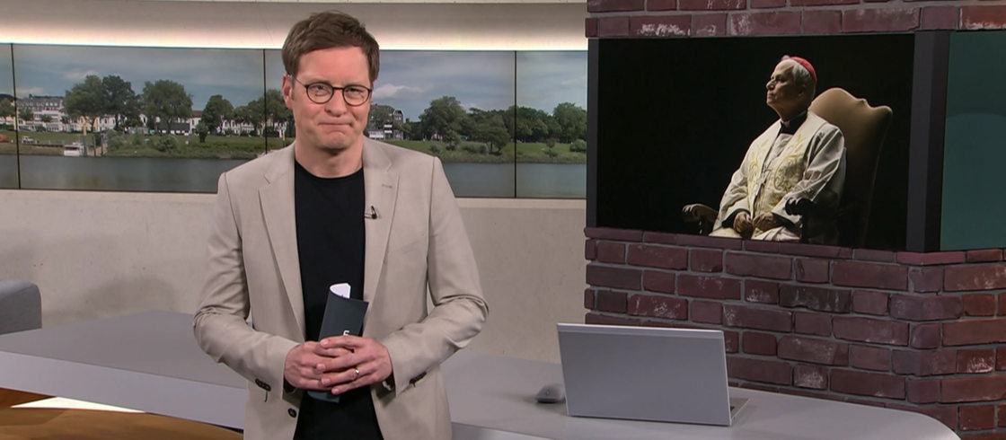 Moderator Felix Krömer im Studio von buten un binnen