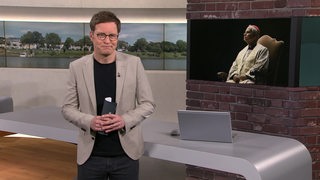 Moderator Felix Krömer im Studio von buten un binnen