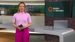 Moderatorin Lea Reinhard im Studio von buten un binnen.