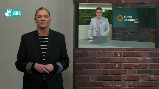 Die Moderatorin Gunda Helmes im Studio von buten un binnen