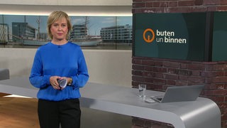 Die Moderatorin Kirsten Rademacher im Studio von buten un binnen