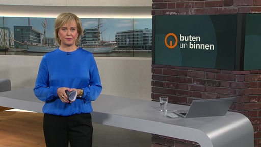 Die Moderatorin Kirsten Rademacher im Studio von buten un binnen