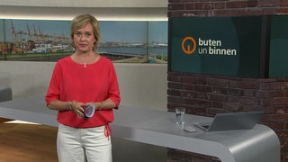 Moderatorin Kirsten Rademacher im Studio von buten un binnen.