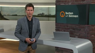 Moderator Janos Kereszti im Studio von buten un binnen.