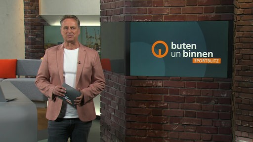 Der Moderator Stephan Schiffner im Studio von buten un binnen