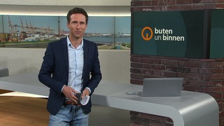 Der Moderator János Kereszti im Studion von buten un binnen