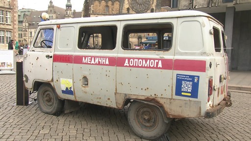 Ein Mahnmal in Bremen: Ein ukrainischer Rettungswagen steht auf dem Bremer Marktplatz. 