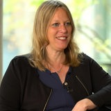 Maike Schaefer sitzt an einem Tresen und wird interviewt