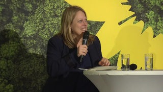 Maike Schäfer hält eine Rede beim Neujahrsempfang der Grünen. 