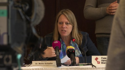 Senatorin Maike Schaefer bei der Pressekonferenz.