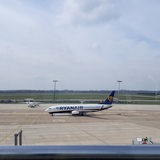 Ein Flugzeug der Fluggesellschaft Ryanair auf dem Rollfeld des Bremer Flughafens.