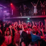Zahlreiche Frauen genießen den Abend und tanzen beim Debüt der Party-Reihe "Mama geht tanzen" in einem Club.