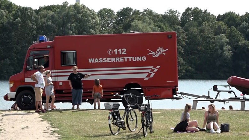 Ein Fahrzeug der Wasserrettung steht am Mahndorfer See.
