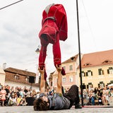 Artisten von "manoAmano" bei einer Straßenaufführung vor Publikum