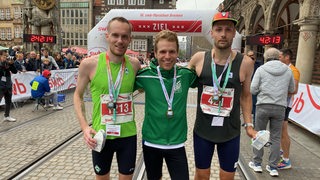 Diese drei kamen beim Bremen Marathon als erste ins Ziel: 1. Simon Bong (Mitte), 2. Sebastian Kohlwes (links), 3. Niklas Günther (rechts).